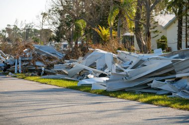 Florida gezici ev bölgesindeki kasırga evlerinin yol kenarındaki enkaz yığınları ağır hasar gördü. Doğal afetin sonuçları..