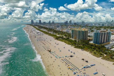 Amerika 'da popüler bir tatil yeri. Okyanus sıcak suları ve ABD 'nin Florida kentindeki Miami Beach' te kumlu sahiller. Amerika 'ya seyahat.