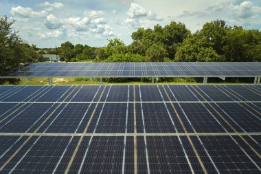 Park yerinin üzerine temiz enerjinin etkin üretimi için park edilmiş arabalar için güneş panelleri yerleştirildi.
