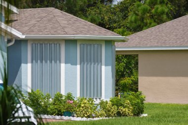 Kasırganın ev pencerelerini koruması için çelik fırtına kepenkleri. Florida 'daki doğal felaketten önce koruyucu tedbirler.
