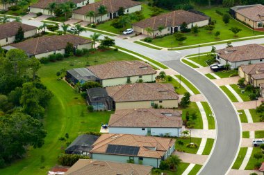 Güney Florida 'da kapalı yaşam kulüplerindeki yoğun konutların manzarası. Amerikan banliyölerinde emlak gelişimine örnek olarak Amerikan rüya evleri.