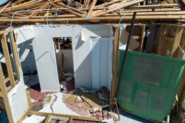 Rüzgar, Florida 'daki Ian kasırgasından sonra asfalt kiremitleri eksik olan evi ve duvarları yıktı. Doğal afetten sonra bina yıkıldı.