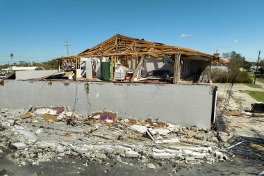 Doğal felaket ve sonuçları. Ian Kasırgası Florida yerleşim bölgesindeki çatı ve duvarları yıktı.