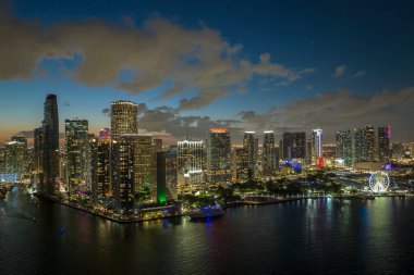 Florida, ABD 'de Miami Brickell şehir merkezinin gece şehir manzarası. Modern Amerikan megapolis 'indeki parlak gökdelen binalarıyla gökdelenler..