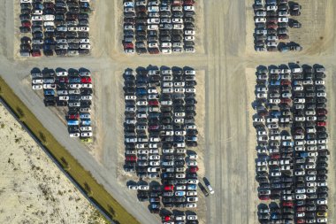 Kazadan sonra park halindeki ikinci el arabaların satışa hazır olduğu büyük otoparkın manzarası. Açık arttırma reseker şirketi tamir için ikinci el bozuk araçlar satıyor..