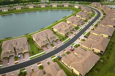 Güney Florida 'da kapalı yaşam kulüplerinde, yoğun bir şekilde inşa edilmiş konut havuzlarının manzarası. Amerikan banliyölerinde emlak gelişimine örnek olarak Amerikan rüya evleri.