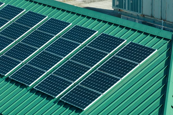 Lakóépület Tetőtéri Fedett Napelemes Fotovoltaikus Panelek Előállítására Tiszta Ökológiai Villamos — Stock Fotó