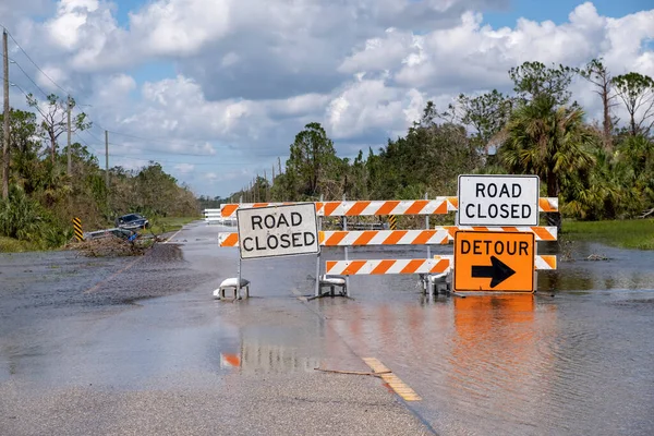 Τυφώνας Πλημμύρισε Δρόμο Κλειστές Πινακίδες Που Εμποδίζουν Την Οδήγηση Των — Φωτογραφία Αρχείου