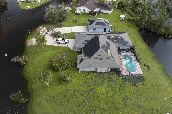 허리케인 이안은 플로리다 지역의 수영장 손상된 지붕과 라나이 인클로저와 파괴했다 — 스톡 사진