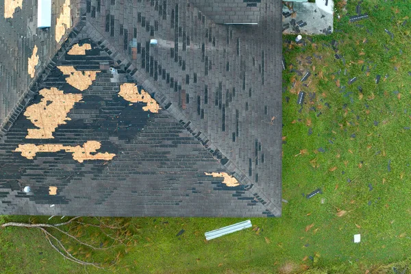 Разрушенная Крыша Нуждается Ремонте Поврежденная Ветром Крыша Дома Пропавшей Асфальтовой — стоковое фото