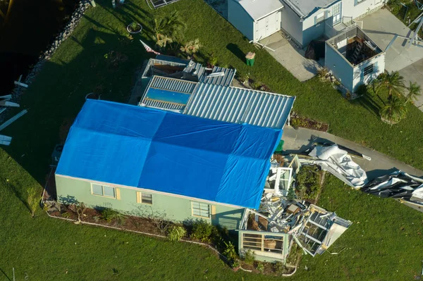 严重受损于飓风伊恩在佛罗里达州移动住房住宅区的房屋 自然灾害的后果 — 图库照片