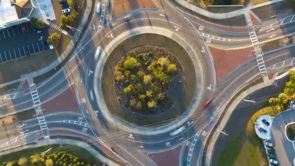 环路交叉口的空中景观 交通繁忙 快速流动 城市环路交通交叉口的时间 — 图库视频影像