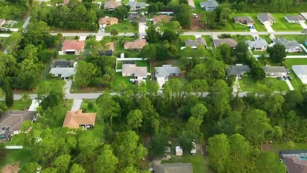 플로리다의 지역에 야자나무 의개인 집들이 아메리카 의작은 풍경을 공중에서 내려다본 — 비디오
