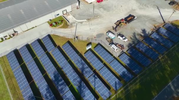 Flygfoto Över Solkraftverk Med Solcellspaneler Monterade Industriområden För Produktion Grön — Stockvideo