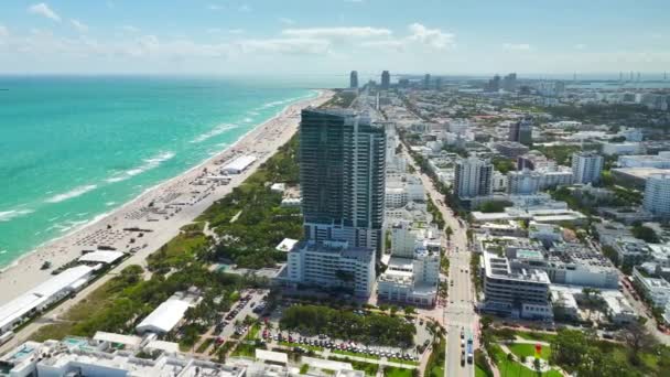 Letecký Pohled Písečný Povrch South Beach Turisty Relaxující Horkém Floridském — Stock video
