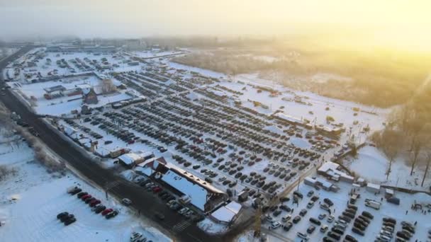 车辆开放市场的空中景观 许多车辆停放 冬季顾客步行 — 图库视频影像