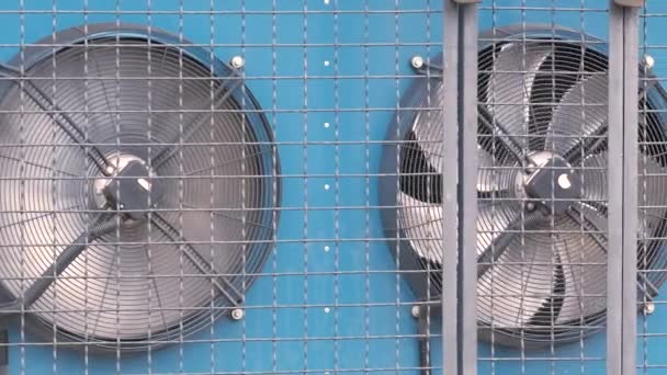 Luftkompressoranlage Zur Klimatisierung Von Industriegebäuden Mit Rotierenden Lüftungsventilatoren Zur Kühlung — Stockvideo