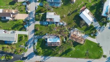 Florida 'daki seyyar evlerde bulunan kasırga banliyö evleri tarafından yok edilmiş. Doğal afetin sonuçları..