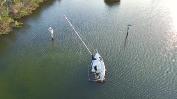 フロリダ州マナソータのハリケーン イアンの後 浅い湾の海で転覆した半沈没したセーリングヨット — ストック動画