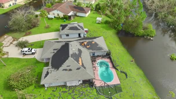 Proprietario Casa Riparazione Uragano Ian Distrutto Tetto Casa Florida Zona — Video Stock