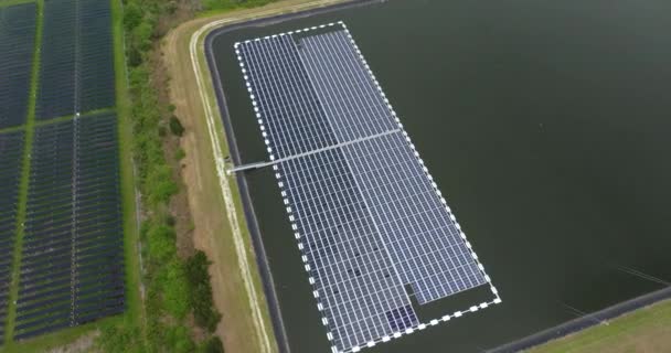 Temiz Elektrik Enerjisi Üretmek Için Yüzen Fotovoltaik Güneş Panelleri Olan — Stok video