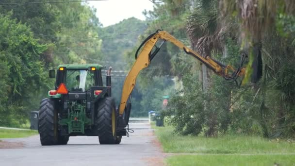 Veřejné Práce Užitkové Traktory Prořezávání Stromů Zeleně Braches Floridské Straně — Stock video