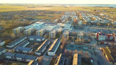 Linkoping City, İsveç 'teki en iyi apartman manzarası. Sakin bir mahallede aile evleri. İskandinav banliyölerinde gayrimenkul geliştirme.