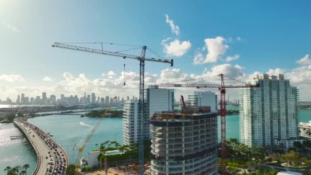 塔式起重机位于住宅公寓大楼建筑工地 迈阿密市区的房地产开发 — 图库视频影像