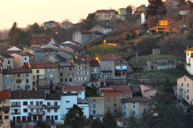 Fransa 'nın Auvergne-Rhone-Alpes bölgesindeki Puy-de-Dome departmanındaki Thiers kasabasının yoğun tarihi manzarası. Eski binaların çatıları ve gün batımında dar sokaklar.