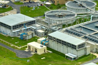 Kentsel atık su arıtma tesisindeki modern su temizleme tesisinin havadan görüntüsü. İstenmeyen kimyasalların, askıya alınmış katı maddelerin ve gazların kirlenmiş sıvılardan çıkarılması süreci.