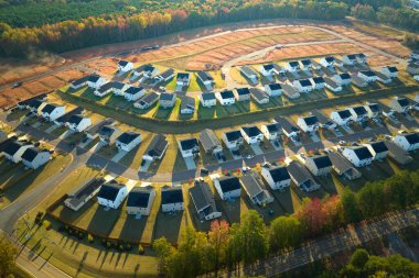 Güney Carolina banliyö bölgesinde sıkıca yerleştirilmiş yeni aile evleri. Amerikan banliyölerinde gayrimenkul geliştirme.