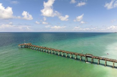 Florida, ABD 'deki Venedik balıkçı iskelesindeki parlak okyanus manzarası. Güney 'de popüler bir tatil yeri.