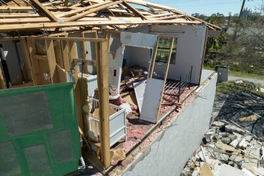 Florida 'daki Ian Kasırgası' ndan sonra evin çatısı ve duvarları hasar görmüş. Doğal afetin sonuçları..