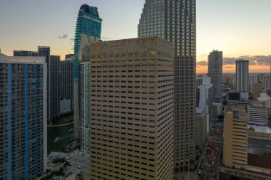 Florida, ABD 'de Miami Brickell şehir merkezinin akşam manzarası. Modern Amerikan megapolis 'inde yüksek gökdelen binaları ve kentsel ulaşım sistemiyle gökyüzü çizgisi.