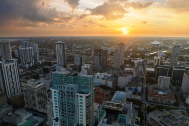 Florida, ABD 'de Miami Brickell şehir merkezinin akşam manzarası. Modern Amerikan megapolis 'inde yüksek gökdelen binaları olan gökyüzü çizgisi.