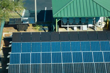 Temiz ekolojik elektrik enerjisi üretmek için güneş fotovoltaik panellerle donatılmış arka bahçe tesisi. Özerk konut kavramı.