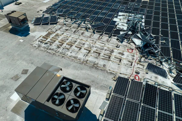 Вид Воздуха Поврежденные Ураганным Ветром Фотоэлектрические Солнечные Панели Установленные Крыше — стоковое фото