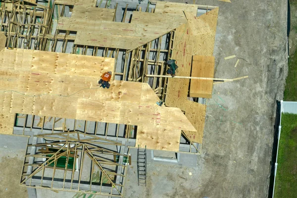 Строители Работающие Над Строительством Крыши Незавершенного Жилого Дома Деревянной Рамой — стоковое фото