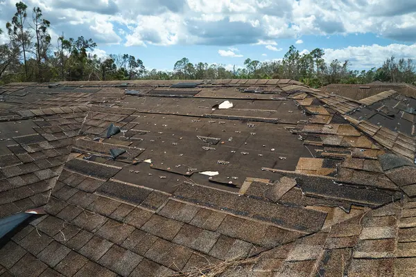 Поврежденная Крыша Дома Пропавшей Черепицей После Урагана Йен Флориде Последствия — стоковое фото