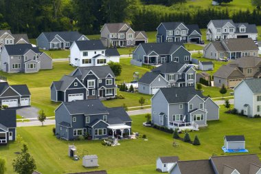 Rochester New York banliyösündeki en pahalı iki katlı özel evlerin en üst görüntüsü. Yüksek sosyetede yeni aile evleri. Amerikan banliyölerinde gayrimenkul geliştirme.