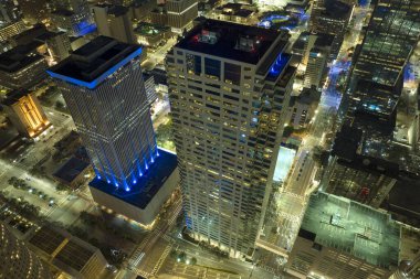 Florida, ABD 'nin Tampa şehrinin şehir merkezindeki yüksek gökdelen binalarının ve sokak trafiğinin yukarıdan görüntüsü. Amerikan megapolis 'i ve geceleri finans bölgesi..