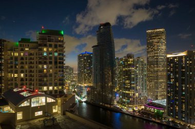 Florida, ABD 'nin Miami Brickell semtindeki yüksek gökdelen binalarının yukarıdan görüntüsü. Amerikan megapolis 'i ve geceleri finans bölgesi..