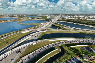ABD ulaşım altyapısının üstünden bak. Miami, Florida 'da hızlı sürüş araçlarıyla Amerikan otoyol kavşağının hava görüntüsü.