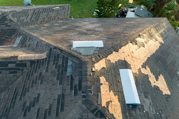 Последствия Стихийного Бедствия Поврежденная Крыша Дома Пропавшей Черепицей После Урагана — стоковое фото