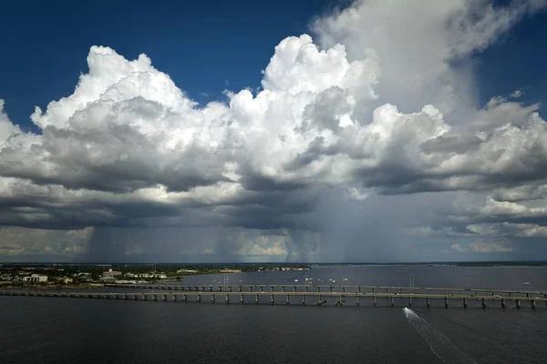 Şiddetli fırtına Punta Gorda ve Port Charlotte 'u Barış Nehri' ne bağlayan trafik köprüsüne yaklaşıyor. Florida 'da yağmur mevsiminde araba kullanmak için kötü hava koşulları.