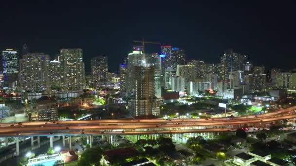 以上是佛罗里达州迈阿密市高速高速公路的全景 夜间高速驾驶汽车 美国交通基础设施概念 — 图库视频影像
