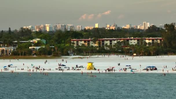 Flygande Kvällsvatten Med Siesta Key Sandstrand Sarasota Usa Många Turister — Stockvideo