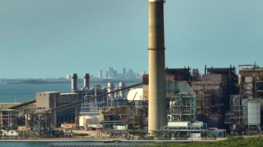 Tampa, Florida yakınlarındaki Apollo Sahili 'ndeki Big Bend Enerji İstasyonu' nun hava görüntüsü. Büyük kömürle çalışan elektrik santrali. Enerji üretimi için fossif yakıt kullanımı.