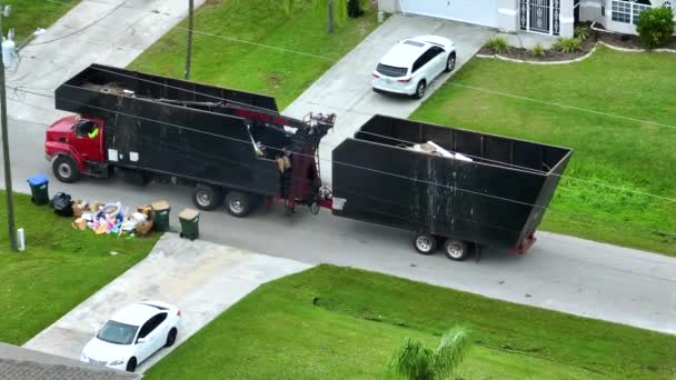 从空中俯瞰飓风伊恩的特殊后果回收垃圾车从佛罗里达郊区的街道收集植被碎片 处理自然灾害的后果 — 图库视频影像