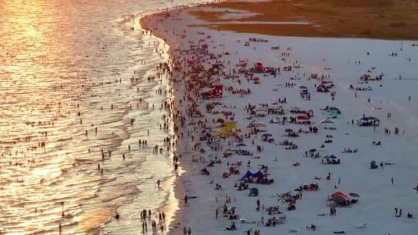 サラソータ 米国のシエスタキービーチの空中ビュー 多くの人々は 湾岸の水で泳いだり 日没時に暖かいフロリダの太陽の下でリラックスして休暇を楽しんでいます — ストック動画
